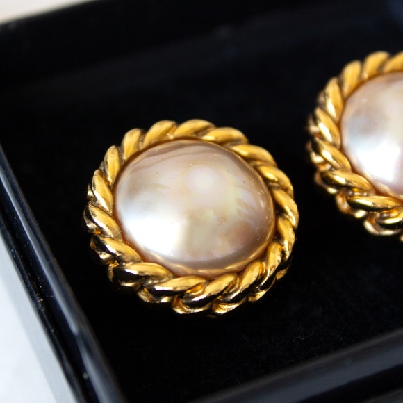 Chanel Vintage 1980s White Pearl 18K Gold-Plated Chain Clip On Earrings - Picture 4 of 9